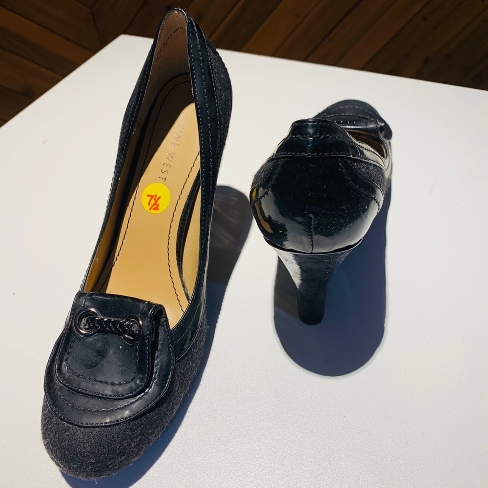 S29- Nine West gray w black size 7.5 pumps